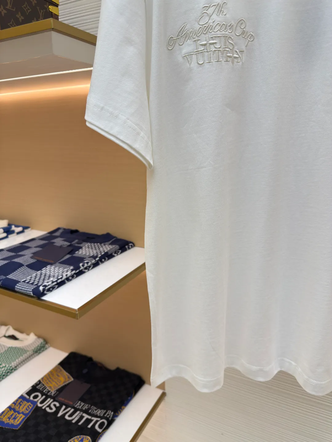 LOUIS VUITTON Colorful embossed embossed T-shirt ●Authentic product: Purchased and developed for 7700 ●Item number: 1680326-A00 ●Material: long-staple cotton fabric ●Technology: embossed embossed production ●Version: fitted version ●Weight: about 275 grams ●Size: S-M-L-XL ●Description: The fabric is made of 40s double-ply long-staple cotton yarn plain fabric, and the fabric surface is treated with dust-free lint technology. The finished fabric is passed through a mercerizing machine to increase the gloss of the fabric. It is matched with 32s double-ply cotton cover silk cylindrical open rib. The front and rear sleeves are screen printed with an eight-claw machine, and the Y pattern is scanned. To make large-scale film stencils, we use a water slurry + glue mixed material for color printing. We open a convex embossing mold according to the printing film, and accurately cut the pieces by hand to emboss the printed letters. The inside is filled with 4-mile-thick sponge material. The front panel is embroidered with a domestic high-speed machine, and the rayon thread is used to embroider the letters. The overall wiring is straight and delicate, the fabric is comfortable and soft, and the color is consistent without color difference. It can be matched with the same style to create a fashionable look and control various occasions. Customized accessories, complete with three standards, same style for men and women!